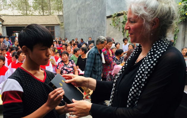 Synne uddeler bibler i Kina. foto: De Forenede Bibelselskaber
