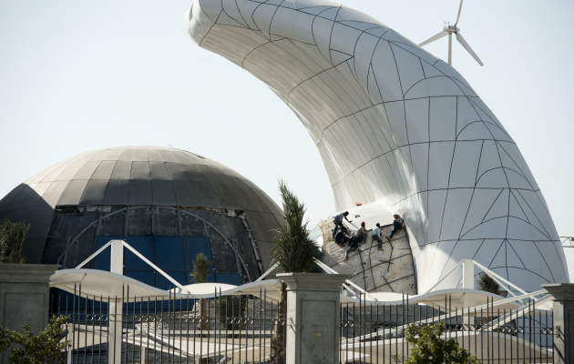 Migrantarbejdere bygger monumenter i Dubai. Foto: Les Kaner