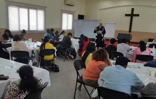 Synne underviser i bibelsk sjælesorg i Kuwait. Foto: UBS
