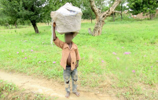 Xavier flygtede med alle sine ejendele på hovedet. Drengen mistede sin far ved et tidligere angreb fra Boko Haram.