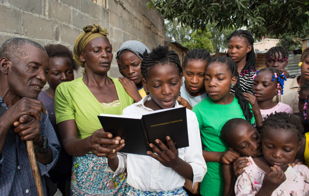 Pige læser i Bibelen, Afrika. B&V3 2020 forside.