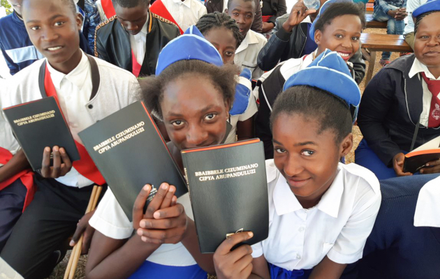 Zambia piger med bibler. Fotos: Syarin Seth, Abraham Chikasa, Maurice Harvey og WWF.
