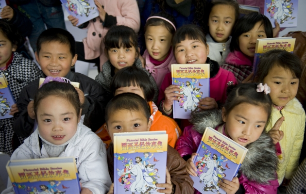 Kinesiske børn får bibler