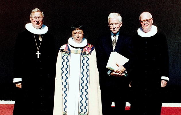 Den nye grønlandske oversættelse blev officielt markeret ved en festgudstjeneste i Hans Egedes Kirke i Nuuk den 18 juli 2000. Her ses fra venstre Københavns daværende biskop Erik Norman Svendsen, Grønlands daværende biskop Sofie Petersen, daværende formand for Det Danske Bibelselskab Cai Frimodt-Moeller og daværende næstformand Palle Dinesen efter gudstjenesten i Nuuk. Foto: Lil Foto/Ritzau Scanpix.
