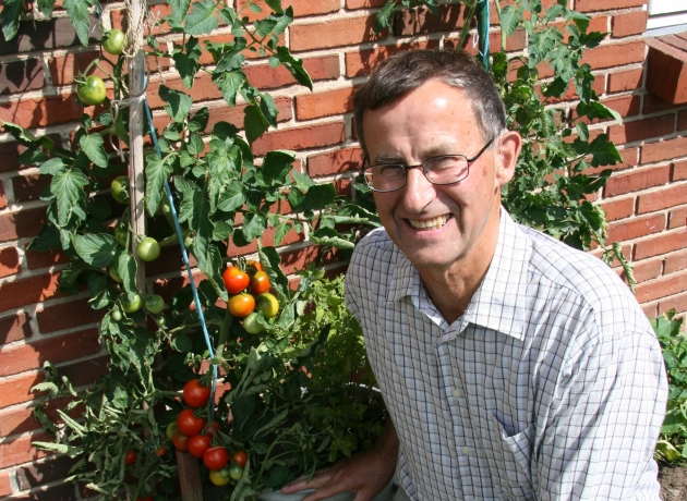 Botaniker og forfatter Hans Arne Jensen står bag et nyt studiekredsmateriale om Bibelens planteverden. Privatfoto.