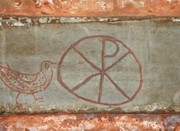 Kristus-monogram fra gravsted i Basilica di San Lorenzo Fuori le Mura Rom. Det er et Jesus-symbol, eller kristus-symbol, som man ser i flere kirker. Foto: Flickr - Holly Hayes 