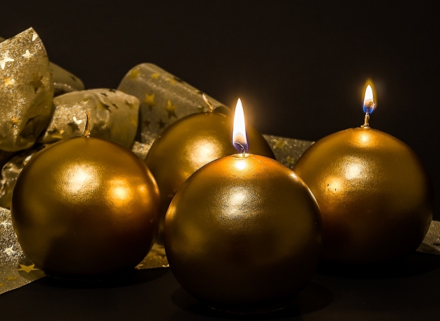 Adventskrans med to tændte lys.