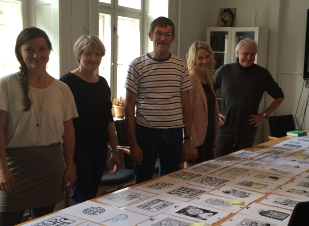 Her er en del af holdet bag "Bibelen til konfirmander". Fra venstre er det cand.theol. Louise Højlund, grafiker Annette Borsbøl/Imperiet, cand.theol. Lars Nymark Heilesen, cand.theol. Mette Behrndtz samt grafiker Harvey Macaulay/Imperiet. Foto: Bibelselskabet.