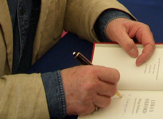 Philip Pullman signerer bøger. Foto. Adrian Hon.