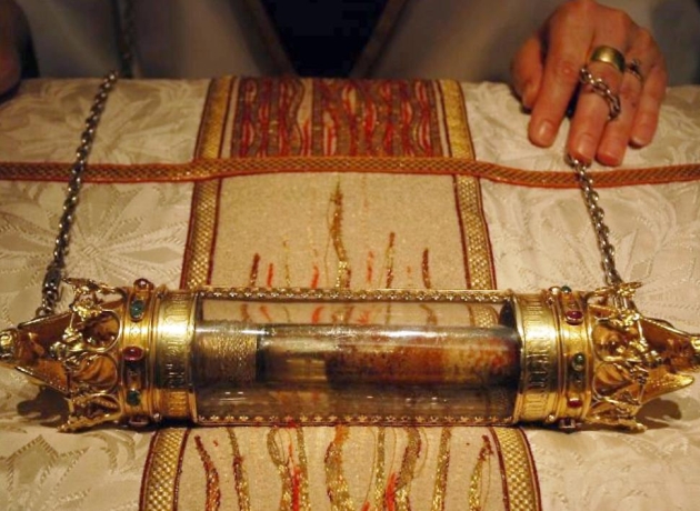 Dette glasrør indeholder angiveligt dråber af Jesus' blod. Det opbevares i 'Det Hellige Blods Basilika' i den belgiske by Brügge. Foto: Wikimedia Commons