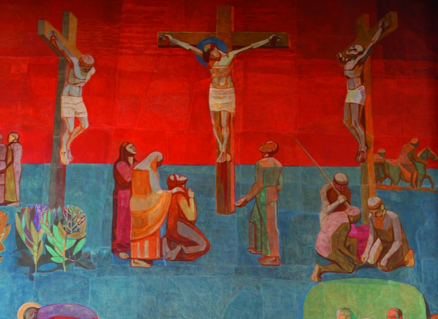 Langfredag dør Jesus på korset. Det er en dag fyldt med smerte og sorg, men ud af sorgen vokser livet. Illustration: Altervæggen fra Lindevang Kirke, maleri af Jens Urup.