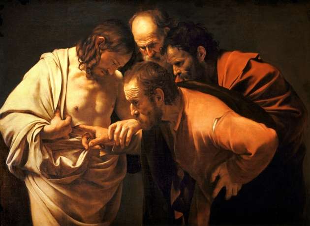 Da de andre disciple fortæller Thomas, at de har set den opstandne Kristus, vil Thomas kun tro det, hvis han selv kan stikke fingrene i Jesus’ sår. Han vil selv kunne sikre sig, at det faktisk er Jesus. Maleri af Caravaggio, 1602. Kilde: Wikimedia Commons.