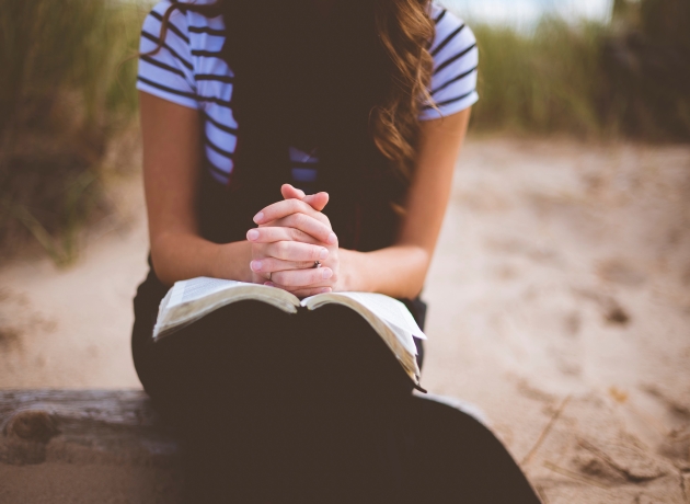 Bøn er et centralt emne i både Det Gamle og Det Nye Testamente. Kilde: Unsplash.