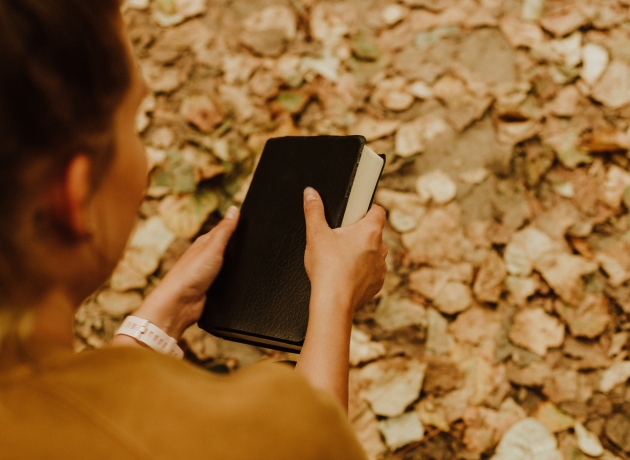 Kvinde med bibel. Foto: Unsplash.