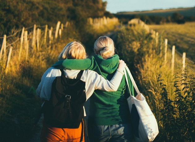 Vandre sammen. Foto: Unsplash.