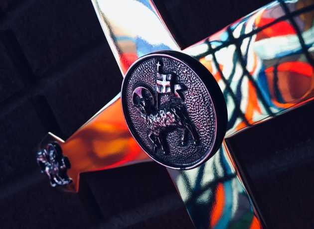 Kors med detalje: Lammet med fanen. Foto: Unsplash.