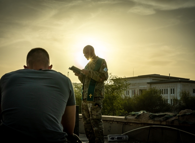 Peter Lynggaard Uth er feltpræst og sognepræst ved Højmark og Lem kirker og har været tilknyttet Forsvaret siden 2018. Han har været udsendt blandt andet til Irak og Letland og er til daglig tilknyttet Jydske Dragonregiment i Holstebro, hvor han møder værnepligtige og soldater i både undervisning, samtaler og gudstjeneste. Foto: Tue Skals. 