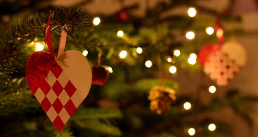 De flettede julehjerter er en gammel, dansk juletradition. Foto: Colourbox."Hjerter er et tegn på kærlighed, og de er en uundværlig del af den danske jul. Om det så skyldes, at de minder os om Jesus’ fødsel eller om kærlighed og familiesammenhold er ikke til at sige. Men der er ingen tvivl om, at julen er hjerternes fest", siger juleinsprektør Jens Ingvordsen fra Den Gamle By. Foto: Colourbox.