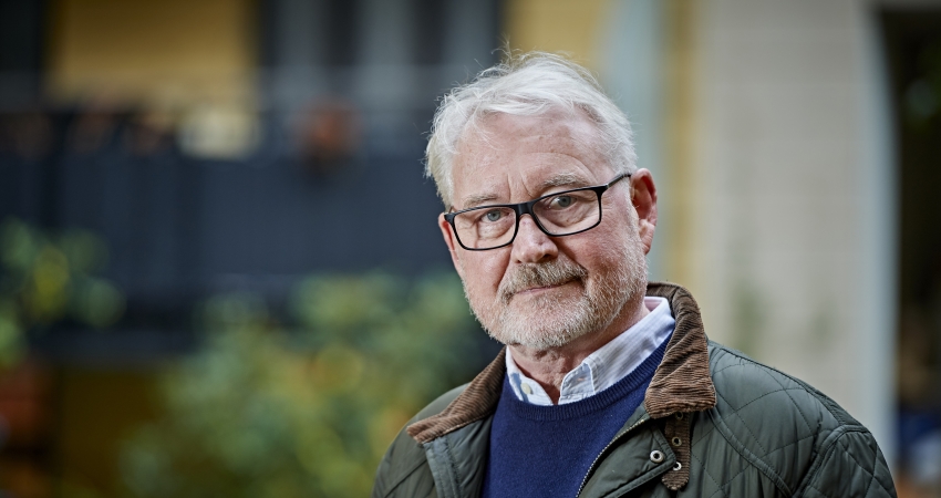 "Der er passager, som jeg ofte vender tilbage til, som er blevet en del af min åndelige håndbagage", siger Bjarne Reuter om Bibelen. Foto: Carsten Lundager.