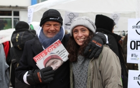 Glade hjemløse: "Det er en kærligheds-erklæring, det I gør!". Foto: Bibelselskabet.