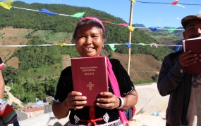 Glæden var stor hos de fremmødte, da Wa-folkets bibel blev uddelt. Foto: De Forenede Bibelselskaber.