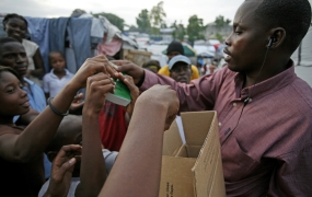 Bibelselskaber over hele verden gør Bibelen tilgængelig gennem nye oversættelser og uddeling af bibler. Her uddeler det haitianske bibelselskab Det Nye Testamente på kreolsk i en flygtningelejr på Haiti. Foto: United Bible Societies.