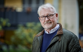 "Der er passager, som jeg ofte vender tilbage til, som er blevet en del af min åndelige håndbagage", siger Bjarne Reuter om Bibelen. Foto: Carsten Lundager.