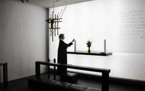 I hospitalets kapel kan patienter komme forbi og tale med præsten, deltage i en gudstjeneste eller blot sidde i stilhed og få ro i sindet. Foto: Les Kaner