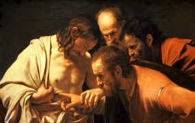 Da de andre disciple fortæller Thomas, at de har set den opstandne Kristus, vil Thomas kun tro det, hvis han selv kan stikke fingrene i Jesus’ sår. Han vil selv kunne sikre sig, at det faktisk er Jesus. Maleri af Caravaggio.