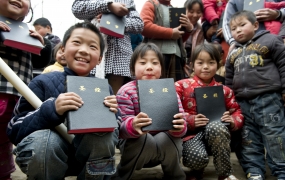 Børnene på billedet er begejstret over at have fået en bibel. Mange flere ønsker også at kunne læse de bibelske historier på deres eget sprog - i deres egen bibel.