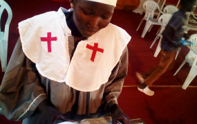 Nonne læser i bibel, Sydsudan. Foto: De Forenede Bibelselskaber