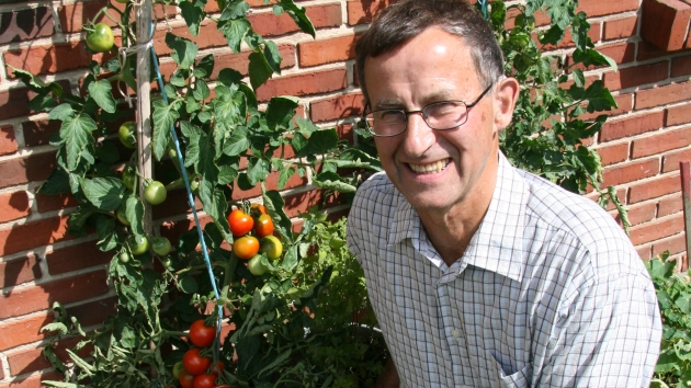 Botaniker og forfatter Hans Arne Jensen står bag et nyt studiekredsmateriale om Bibelens planteverden. Privatfoto.