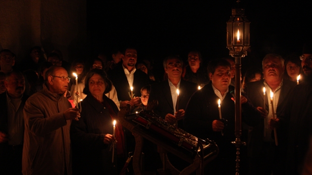 I ortodokse menigheder fejres Jesus' opstandelse med midnatsgudstjeneste påskelørdag. Efter midnat går menigheden i procession udenfor og råber "Kristus er opstanden! - ja, han er sandelig opstanden!" gentagne gange. Foto: Klearchos Kapoutsis, Wikimedia Commons.