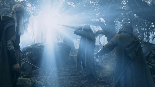 Det er i en af Midgårds skove, Fangorn-skoven, at Gandalf viser sig for første gang for sine rejsekammerater. Filminstruktøren Peter Jackson viste ham i en aura af lys, som kun understreger Gandalfs kristuslignende genopstandelse.