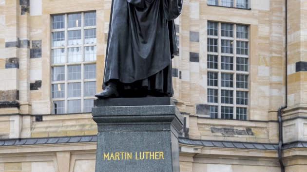Statue af Martin Luther foran Frauenkirche i Dresden.
