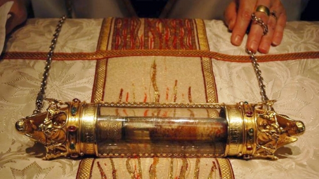 Dette glasrør indeholder angiveligt dråber af Jesus' blod. Det opbevares i 'Det Hellige Blods Basilika' i den belgiske by Brügge. Foto: Wikimedia Commons