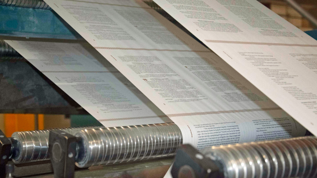 Bibelen 2020 i trykken i Holland. De store trykkemaskiner på bibeltrykkeriet Jongbloed i Holland er i gang med at trykke Bibelen 2020.